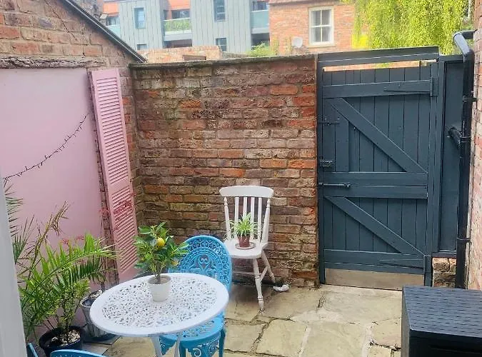 The Location- 1 Free Private Parking Space - 60 Second Walk 2 Minster!