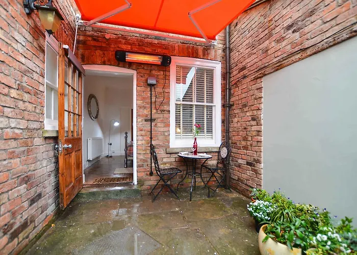 The Location- 1 Free Private Parking Space - 60 Second Walk 2 Minster!