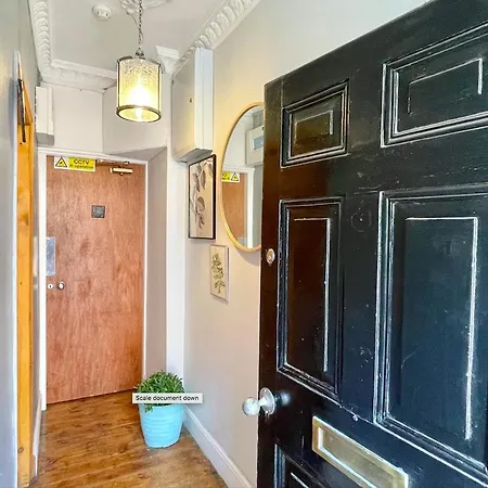 The Location- 1 Free Private Parking Space - 60 Second Walk 2 Minster!