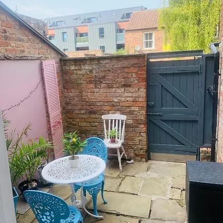 The Location- 1 Free Private Parking Space - 60 Second Walk 2 Minster!