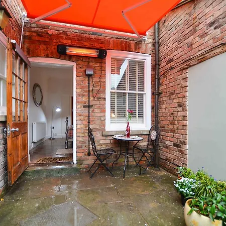 The Location- 1 Free Private Parking Space - 60 Second Walk 2 Minster!