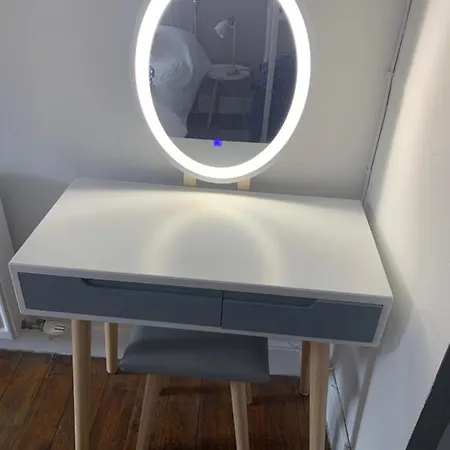 The Location- 1 Free Private Parking Space - 60 Second Walk 2 Minster!